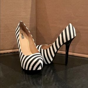 Black and white stripped platform heel